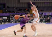 爱游戏在线-吉林队横扫广州队，拉文统治全场