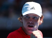 爱游戏网页版-世界网球队完胜英国网球队，西西帕斯关键制胜