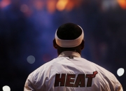 爱游戏大厅-布克单骑破阵，篮网雄鹿对决因他提前落幕