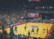 爱游戏官方-猛龙对阵步行者，克莱关键时刻站出来，一记三分定乾坤