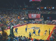 爱游戏官方-猛龙对阵步行者，克莱关键时刻站出来，一记三分定乾坤