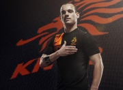 AYX体育赛事-阿坎吉天神下凡！希腊对阵佛罗伦萨赛后评分拉满，定义现代中卫教科书