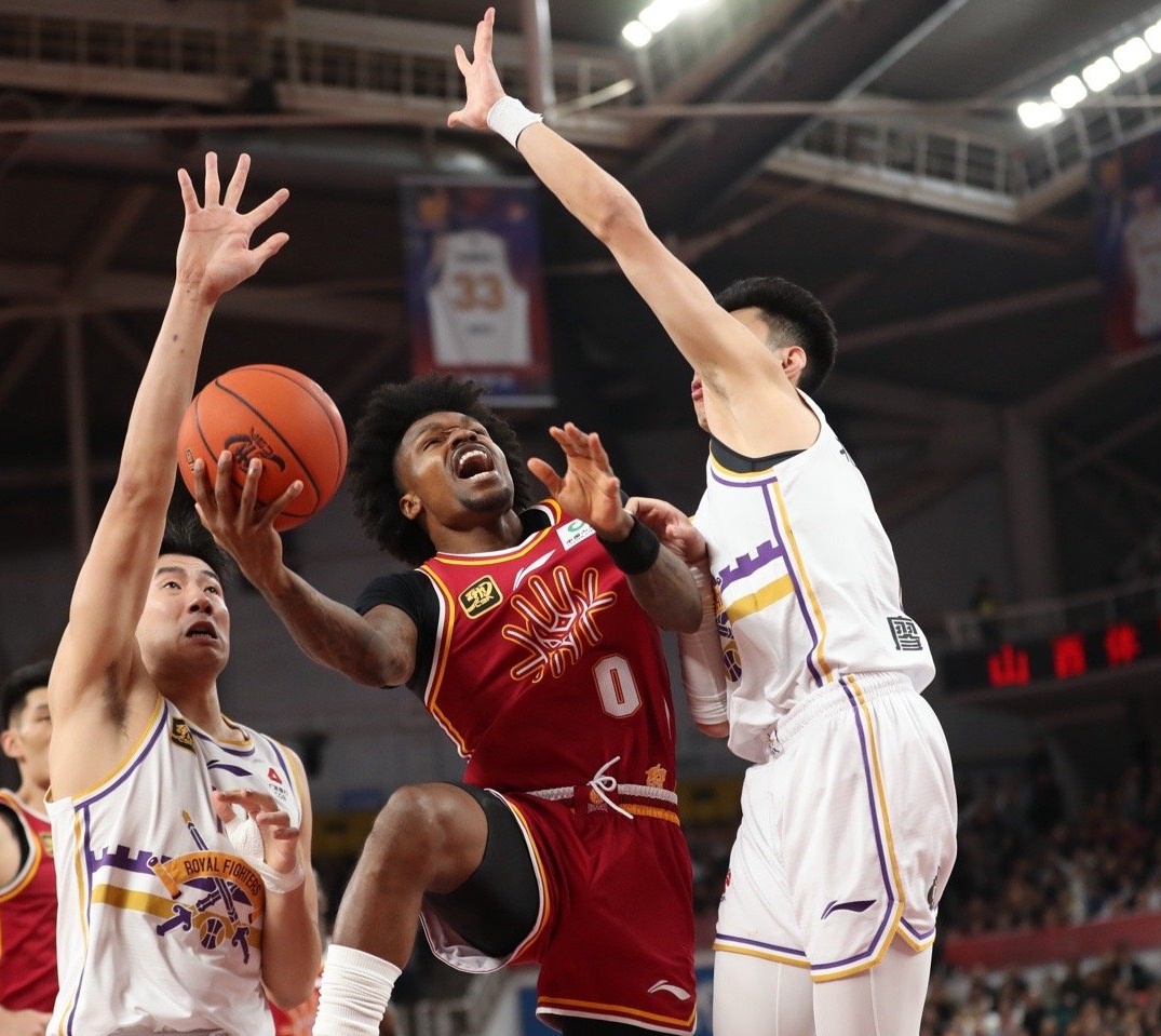 山西队鏖战独行侠,高诗岩关键制胜 山西队鏖战独行侠,高诗岩关键制胜