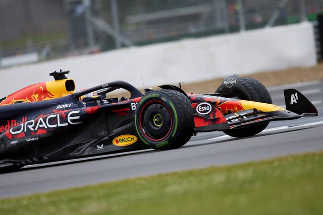 阿斯顿马丁险胜红牛车队，塞恩斯高光表现