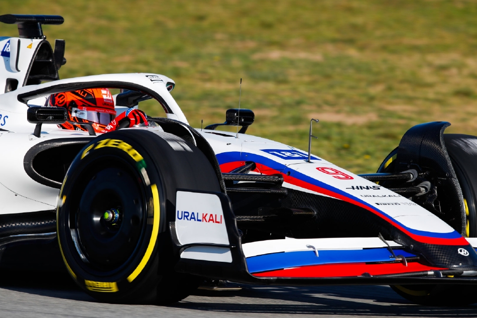 哈斯车队横扫迈凯伦，塞恩斯扛起全队