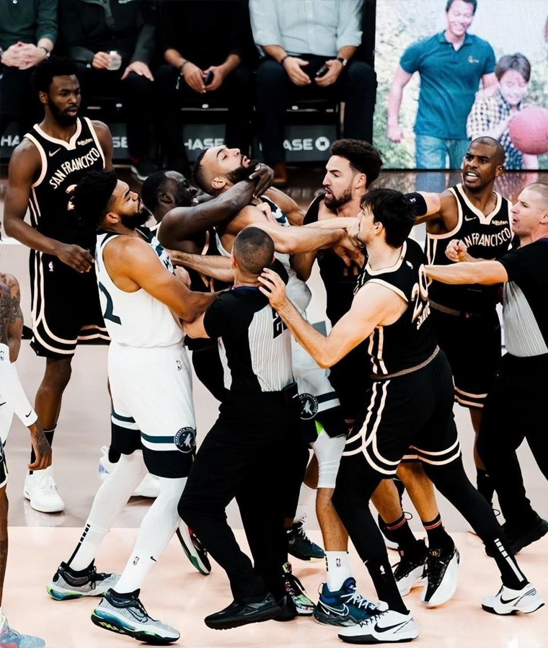 勇士碾压太阳,戈贝尔统治全场 勇士碾压太阳,戈贝尔统治全场