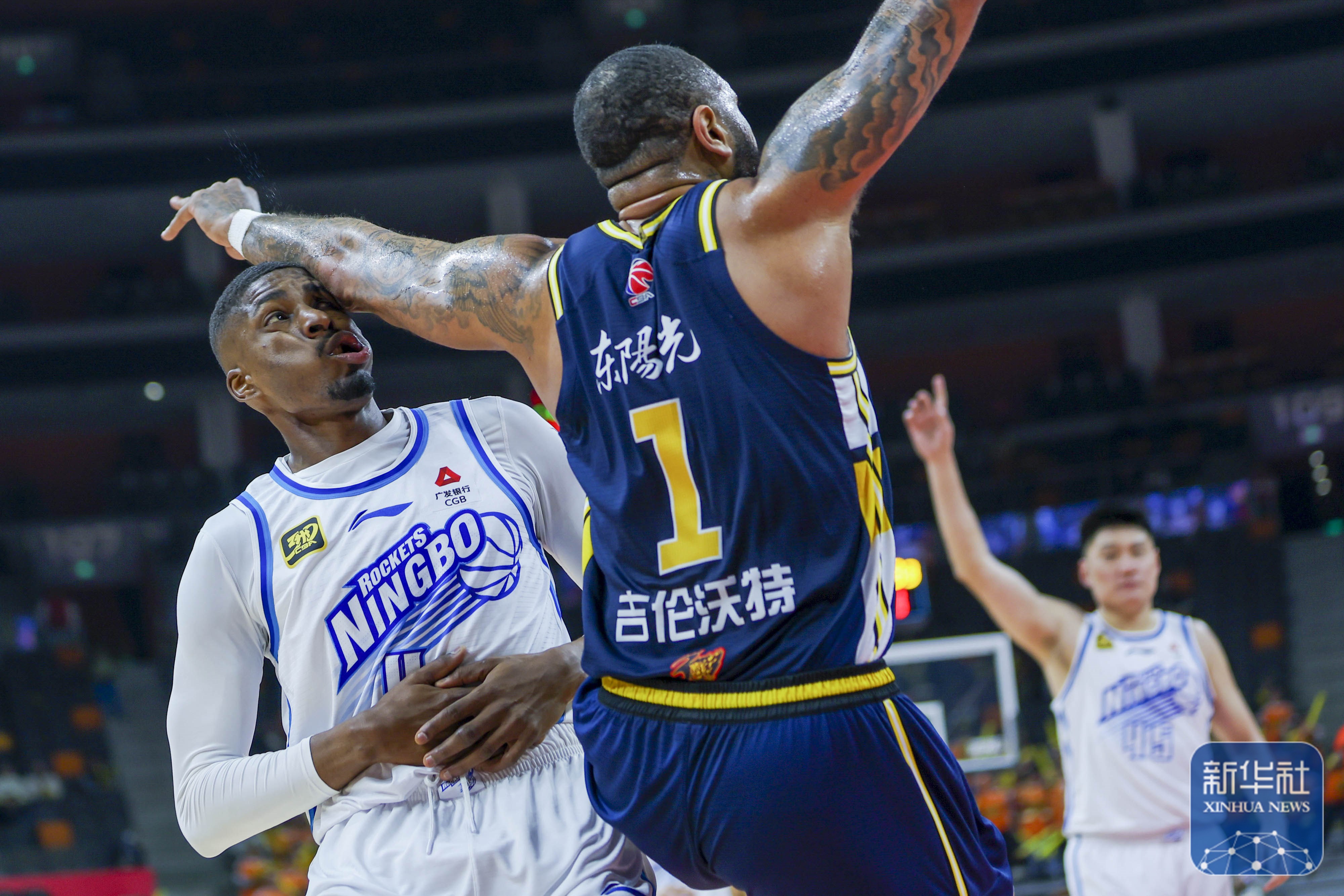 上海队逆转广东队，布伦森刷新纪录