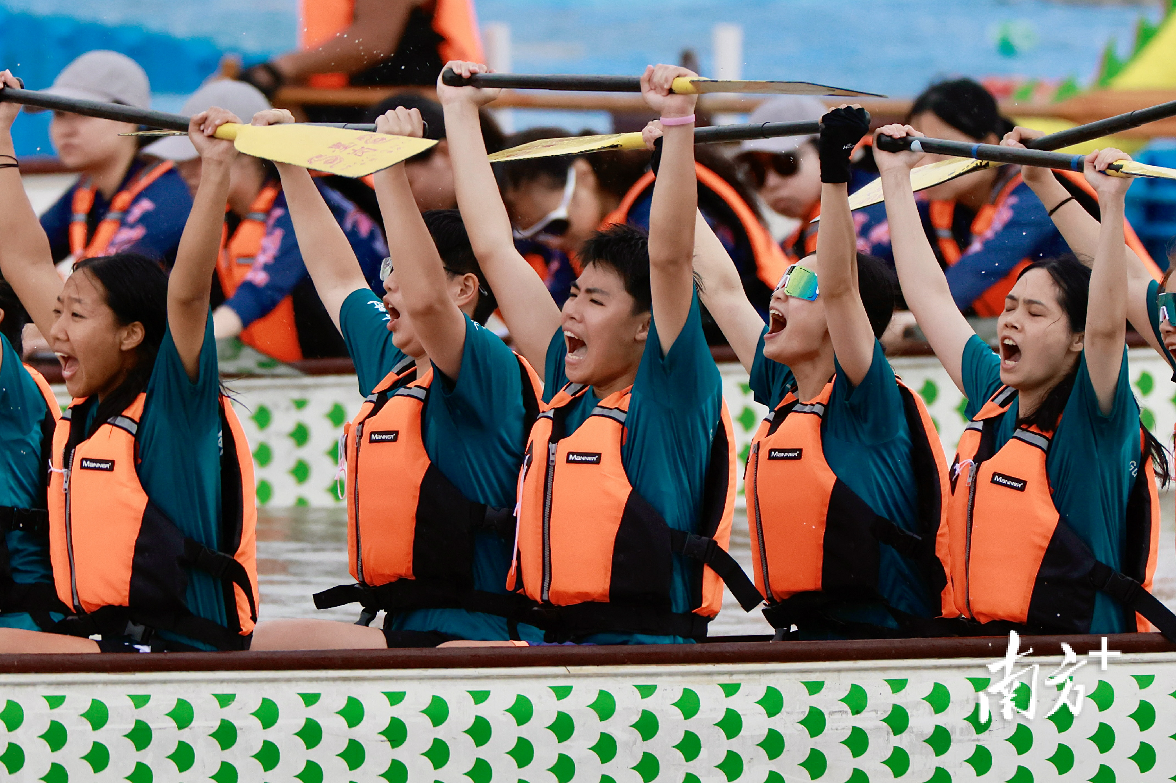 龙舟赛上场激烈角逐，团队合作出彩