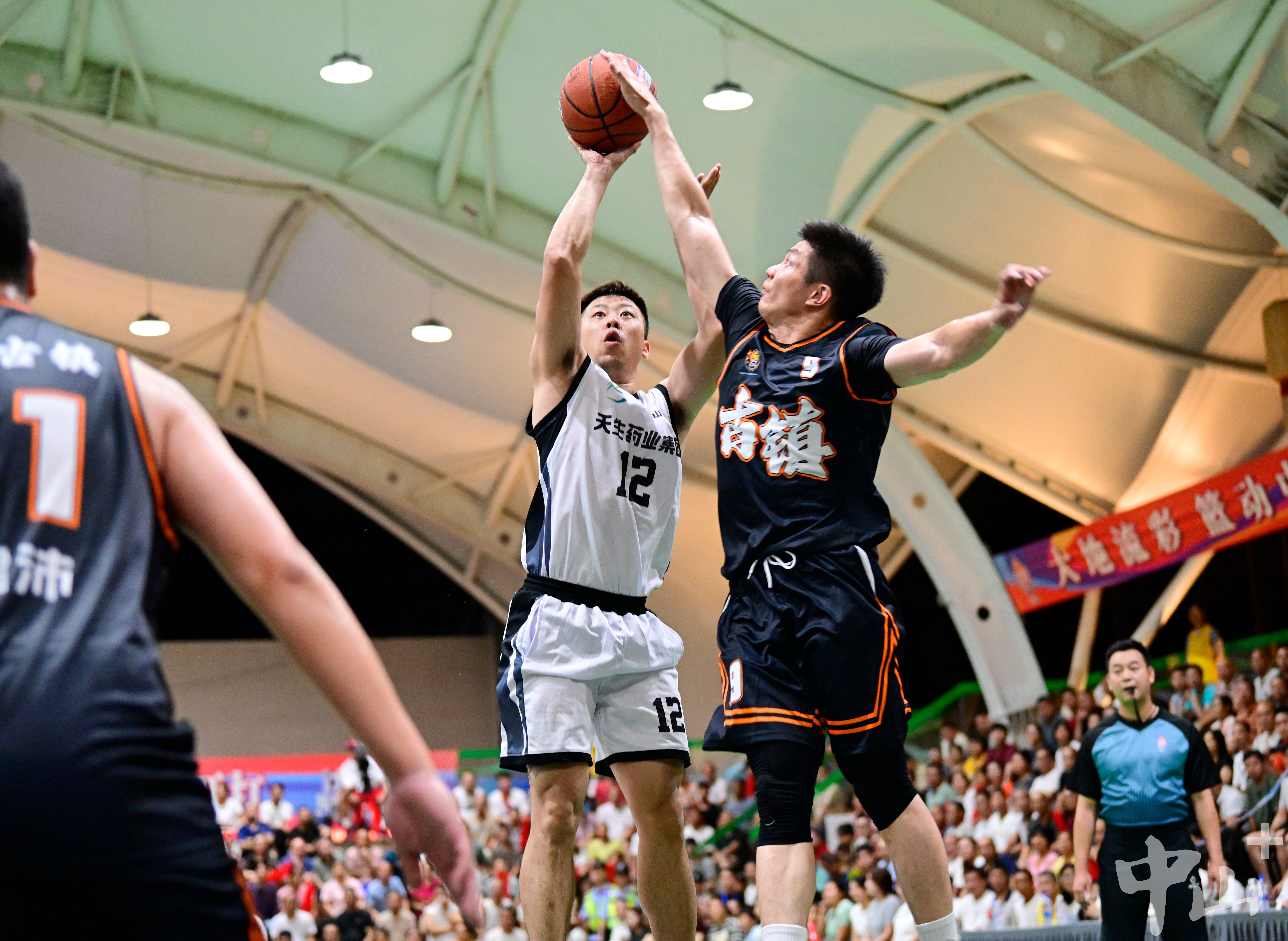 精彩比赛中球员展现出了高超技术