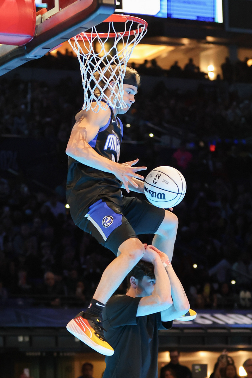 精彩比赛中球员展现出了高超技术